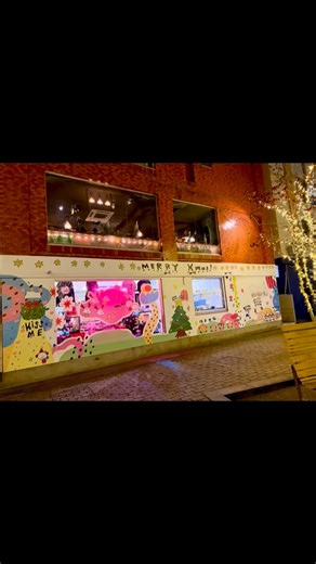 7:30製作所 ｜オリジナルグッズ製作｜ on Instagram: "730製作所の外壁が クリスマスバージョンに🎄🎅🏻✨ アクアパークのイルミネーションに彩られ綺麗です！ @sawa.y2 さん 素敵なデザインありがとうございます☺️ 店内には作家さんのグッズ販売もしております！ 是非お気軽にご来店ください スタッフ一同お待ちしております✨ 店舗様にお勧めラッピングシートです！ 剥がすのもかなりスムーズです☝🏻 @nkk.oita @730lab ご興味ある方は是非お問い合わせください。 大分市府内町アクアパーク横 スタッフ一同、お待ちしております✨ #大分市府内町オリジナルグッズ #730製作所 #730Lab #大分 #オリジナルグッズ #オリジナルグッズ大分 #オリジナルグッズ制作大分 #オリジナルグッズ制作 #ノベルティグッズ #ポケモングッズ #ポケモン #ノベルティグッズ制作 #ノベルティ制作 #オーダーキーホルダー #アクリルキーホルダー #アクリルスタンド #オリジナルTシャツ #オリジナルトートバッグ#スタッフtシャツ#店舗外壁シート#壁面ラッピング"
