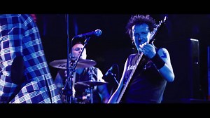 Ya te habrás enterado de que Enrique Villareal El Drogas (Ex cantante de Barricada) estará el próximo sábado 21 en Almería con su banda. Presenta su nuevo disco en directo 'Un día nada más'. En el vídeo tienes una buena muestra de lo que musicalmente ofrece esta gira. Aviso para navegantes: Fito, Carlos Terque y Rosendo NO estarán en Almería (o eso pensamos). No os imagináis las cosas que nos pasan :D Más información y venta de entradas: http://www.kuverproducciones.com/evento/el-drogas-un-dia-n