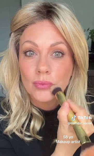 Ladies it doesn’t get any easier than this! If you can color, you can do makeup! These creamy crayons are so easy to apply and provide a gorgeous dewy lightweight finish. Instant facelift. Infused with vitamin E. Shades used: Brightener - concealer crayon 03 Bronzer - contour crayon 21 Contour - contour crayon 23 Blush- lipstick crayon 11 All from Celesty- link in bio. Text “crayon” to 813-344-3684 for a direct link to these products! #creammakeup #makeupcrayons #maturemakeup #contour #easyconto