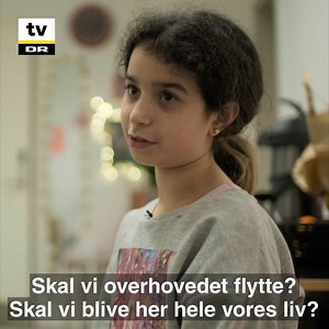 Hvordan påvirker det børn som Dua at opholde sig på ubestemt tid på udrejsecenter Sjælsmark? DR Dokumentar har gennem det sidste halve år fulgt tre af de børn, der har boet på Sjælsmark længst, og som bor der på ubestemt tid. De er centrum i en hed politisk debat om forholdene for børn af afviste asylansøgere. | DR1