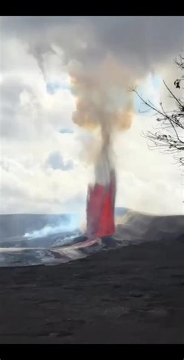 2026年首次喷发get！夏威夷 #火山 喷发 火山喷发瞬间，岩浆最高喷涌到了近百层楼的高度。那种震慑力，是任何镜头都拍不出来的万分之一。
