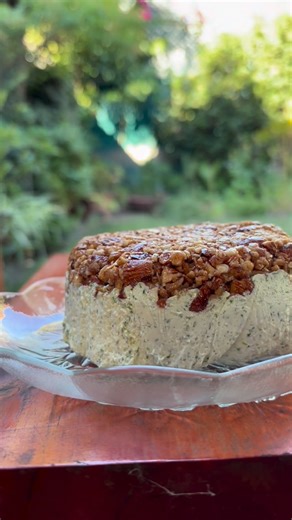 Javiera Fiebig | Lajavicocina on Instagram: "IDEA DE APERITIVO DE QUESO CREMA Y ALMENDRAS CARAMELIZADAS 🤍 INGREDIENTES: - 226 g de queso crema - 1 - 2 ramitas de cebollín (recomiendo utilizar más la parte verde, la blanca es más fuerte) - 2 cdas de ciboulette picado - 65 - 70 g de Almendras - 2 cdas de azúcar - 3 cdas de agua - Sal y pimienta a gusto - Papel alusa PASO A PASO: 1. En una procesadora/picadora moler las almendras. 2. En un sartén agregamos las almendras picadas con azúcar y agua, 