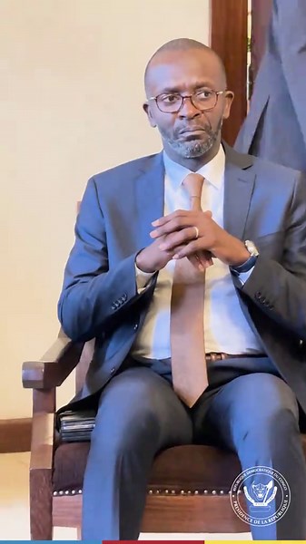 Ce mardi 22 avril 2025 dans la matinée, le Président de la République Félix Antoine Tshisekedi Tshilombo s’est rendu à la Nonciature apostolique de Kinshasa pour exprimer sa compassion au Nonce Apostolique à la suite du décès, ce lundi, du Pape François. Accueilli à son arrivée par le Nonce Apostolique Monseigneur Mitja Leskovar, le Chef de l’État a exprimé à ce dernier toute sa compassion à la suite de cette disparition qui affecte l’Église Catholique Universelle.