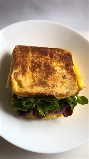 One Pan Egg Sandwich for Breakfast🍳🥪 #breakfastsandwich #easybreakfast #eggsandwich #food #sausage