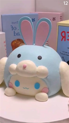 So cute! Cinnamon rolls are depicted in the food art on the cake #shorts #sotasty