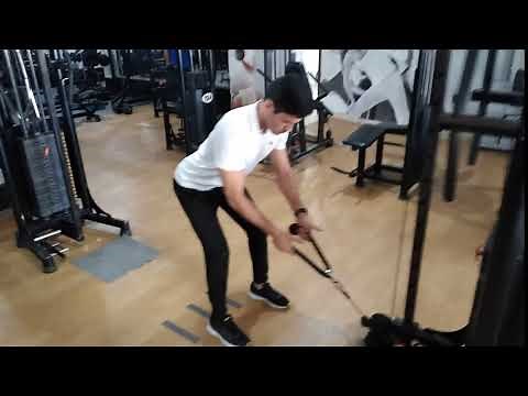 Remada curvada na polia (com corda)