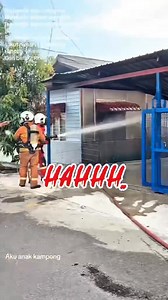 107K views · 1.1K reactions | Bagus abg bomba, kami sokong abg bomba. Sibuk je dia nak halang penjawat awam buat kerja 臘‍♂️ Kredit : Rizal Ahmad | VideoViral Malaysia | Facebook