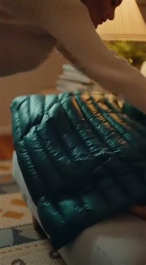 宁可我感冒发烧了，也不能让你受寒冷 这才是真爱守护 #搞笑 #美女 #爱情