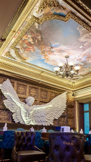 The best spot to watch the dubai fountain show 😍 Seriously, don’t line up behind a bunch of tourists taller than you, it’s been crazy busy since it opened back up after renovations! I really suggest to book one of the cute dinner spots even just for a drink and watch the Dubai Fountain show every half an hour in comfort. ⚠️ Note, during the day there’s currently only two afternoon shows and friday show times change with prayer. In the evenings through winter the fountain shows are every 30 minu