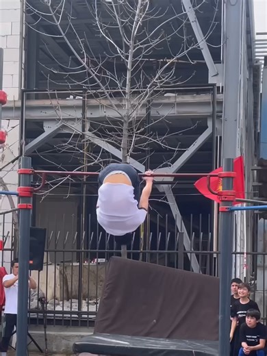 Old man Calisthenics prank 👀 #video💪 #Strength💪