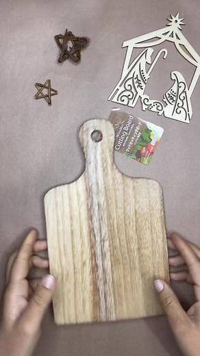 ⭐️ Here’s what you can do with a cutting board and a nativity cutout! I can’t believe how precious this turned out!! #crafts #diyideas #decor #Christmas #ChristmasDIY #DIYProjects | Lee Lexi Creations