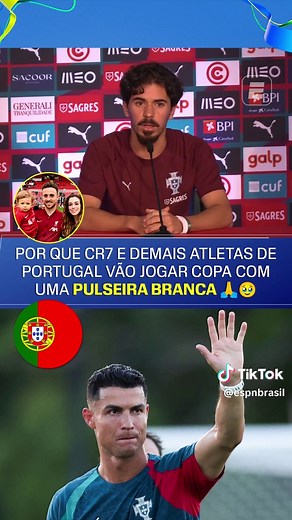 🙏🥹 Os atletas da seleção portuguesa vão usar um acessório diferente na Copa do Mundo de 2026 - uma pulseira branca, homenageando Diogo Jota, atacante de Portugal que morreu em julho de 2025 em acidente de carro. Cristiano Ronaldo e outros atletas já foram vistos com a pulseira durante treino da seleção europeia. Em coletiva de imprensa, Vitinha utilizou o acessório e explicou que o objeto terá os nomes de todos os jogadores de Portugal e o nome de Jota, homenageando o atleta como parte do grup