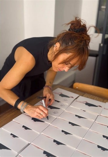 Précommande de 1000 packs de albums dédicacés