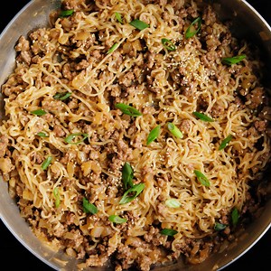 Quick Ramen Noodle Stir Fry - Fast, easy, and budget-friendly using ramen noodles and ground beef for an amazing, saucy stir fry the whole family will love! RECIPE: https://damndelicious.net/2019/04/24/quick-ramen-noodle-stir-fry/ | Damn Delicious