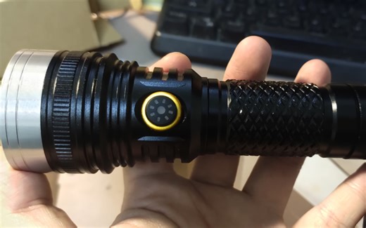 松美T40，40块钱无敌性价比手电筒！没有之一！我说的！