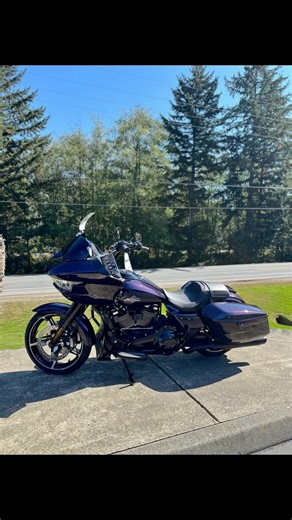 The 2025 Harley-Davidson Road Glide in Mystic Shift is a masterpiece in motion, with a paint that morphs from deep gunmetal to shimmering purples and blues. It's not just a bike; it's a ride that changes with the light, powered by the muscle of the Milwaukee-Eight 117 engine. Come down and see it for yourself. 👀 #harleydavidsonmotorcycles #kitsap #roadglide | Destination Harley-Davidson of Silverdale