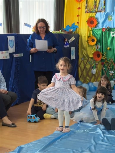 Cele mai emoționante cuvinte, rostite de cei mai luminoși copii Îngerașii de la grupa „Petale de lumină” din cadrul Grădiniței cu Program Prelungit Nr. 1 Târgu-Neamț ne-au oferit un moment cu adevărat special, cu ocazia Zilei Internaționale a Conștientizării Autismului. Alături de primarul orașului Târgu-Neamț, domnul Vasile Apopei, am simțit cât de puternice pot fi cuvintele rostite cu inimă curată. Felicit cadrele didactice pentru dăruirea și implicarea cu care cresc și formează acești copii ș