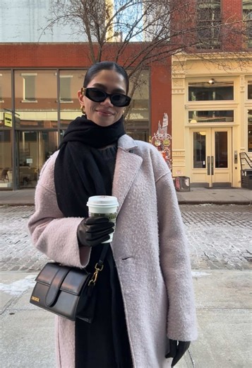 nyc winter ootd ❄️ @ZARA pink wool boucle coat, patent black loafers @Aritzia cashmere wool fringe scarf, extra long leather gloves, relaxed cashmere crew sweater in heather charcoal @AGOLDE luna pieced barrel jeans @Miu Miu glimpse sunglasses @Jacquemus large bambino @Gabriela Ceballos NY gold hoop earrings #aritziaoutfits #chicwinteroutfits #wintercoat #woolcoat #winteraccessories