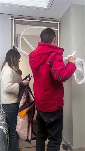 Mosquito and dust-proof magnetic door curtain, easy to install without drilling.