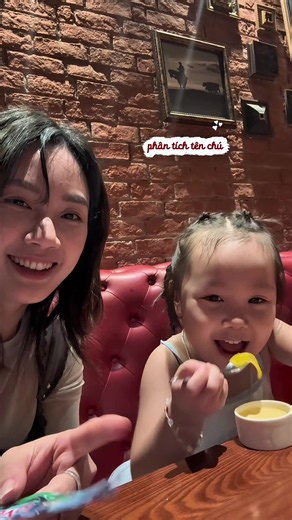 Vài câu hỏi linh tinh cùng con gái😆😆😆 đi về vẫn nhất quyết ko phải chú Khoai Lang Thang mà phải là Khoai Đang Lang Thang🤣 mẹ hỏi vì sao có từ “Đang” thì con bảo vì chú vẫn đang đi mà=))) lập luận của tụi nhỏ đúng ko đùa được nha:))) #hangnhim #embesunii #mevabe #justforfun #khoailangthang