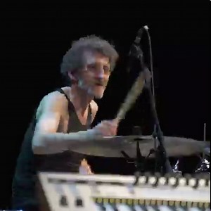 Happy birthday to the groove master Jojo Mayer! 🎉 Jojo absolutely floored us with his performance at the 2020 Drumeo Festival (has it really been 2 years already?!). His ability to create electronic-esque sounds on an acoustic kit is something else. A pioneer and innovator in every sense of the word. Give it up for Jojo and help us wish him an awesome day in the comments below! 💬 | Drumeo