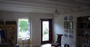 Home-made low-cost stove night storage heater from strawcrete and stone