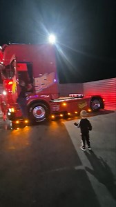 Nasi najmladji fanovi brata Truma Company d.o.o Živinice koji je ujedno organizator i sponzor dogadjaja #teretnjacitruckshow2024 ne mogu sakriti svoju radost ♥️ Veliko hvala kolegama iz Hrvatske koji su nam uljepsali ovu večer 💣 Druzenje traje do sitnih sati 🏆 | Teretnjaci.ba