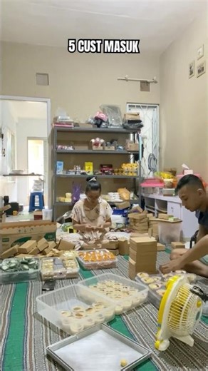 5 customers entered and various kinds of cakes #ytpujianic4