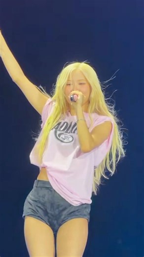 Rosé, Lisa & Jennie’s Rockstar Energy on Stage Was Everything | #rockstar #concert #shorts