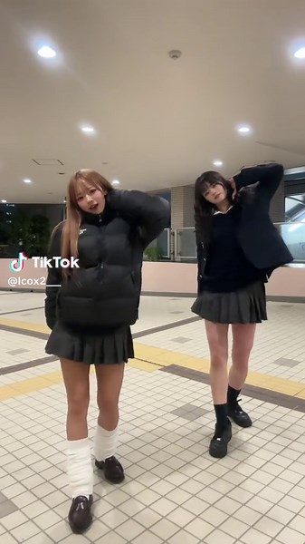 流行りのダンスを制服で踊ろう💕