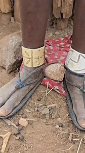 las mujeres Hakaona son conocidas por su fuerza y tradición, transmitiendo sus conocimientos de generación en generación #Angola #TurismoTribal #CulturaAfricana #TribuHakaona #Tradición #Viajes #DescubreAngola | Alberto Travels