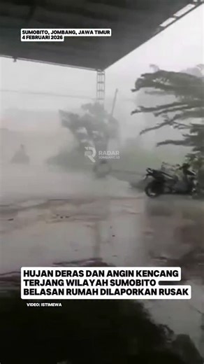 Hujan dan angin kencang menerjang wilayah permukiman di sejumlah desa di Sumobito dan Mojoagung Rabu (4/2) sore. Akibat kejadian itu, sejumlah bangunan baik warung hingga rumah dilaporkan mengalami kerusakan. _______________________________________ Berita selengkapnya silakan klik radarjombang.id jombangbanget.jawapos.com desakita.co Info PP, Endorsment dan Iklan dan langganan koran bisa Call / Chat WA : 0813 3661 0001 | Jawa Pos Radar Jombang