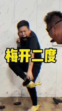 Screaming Chicken Blindfolded Attack Challenge: Fight Back Against the Bat Blindfolded Version!.😂😂