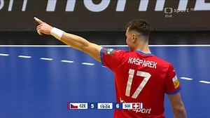 Tomáš Mrkva zamkl branku ⛔️ a Stanislav Kašpárek trestal 🎯. Po první půli ale česká reprezentace 🤾‍♂️ prohrává se Švýcarskem 7:8. Přímý přenos sledujte na ČT sport 📺. | ČT sport