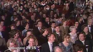 Karl Brammer ist offenbar mit einem Schiff versunken. Die Verwandtschaft trauert tief - und will erben, was das Erbe hergibt. Ohnsorg-Theater um 20:15 Uhr. | NDR Fernsehen