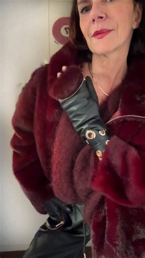 ERICA 📌LIFE WITH STYLE 📌 on Instagram: "Un look chic décontracté pour se remettre de ces fêtes Il vous faudra Une blouse Anaya @hortenceparis_fr code ERICA10 10� remise Un pantalon décontracté mais avec style pantalon zio @melle_d_ De superbes derbys @maison_hardrige Un pull très doux en coordonné @melle_d_ Des manchettes en cuir dans ma boutique en ligne lien dans ma bio « my shopify « @joanek_ Un sac @herbert_freresoeur Lunettes @maisonnathalieblanc Moufles intérieur fourrure dans ma boutiqu