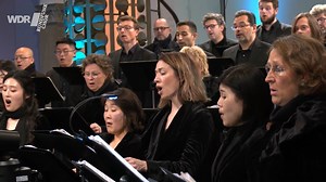 WDR RUNDFUNKCHOR - EXCELÊNCIA VOCAL O WDR Rundfunkchor, fundado em 1947 em Colônia, Alemanha, é um dos coros profissionais de rádio mais prestigiados da Europa. Inicialmente conhecido como Kölner Rundfunkchor, este conjunto faz parte da emissora Westdeutscher Rundfunk (WDR) e é sinônimo de excelência, reconhecido pela sua disciplina impecável e uma sonoridade rica e flexível. Suas performances são um marco na cena musical, garantindo-lhes colaborações com maestros e orquestras de renome mundial.