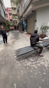 3.2M views · 31K reactions | Khác gì Mercedes-Benz S-Class đâu 藍藍 Trong khi các hãng xe sang ngày đêm suy nghĩ để phát triển công nghệ đánh lái bánh sau, thì đâu đó ở Việt Nam chúng tôi dùng công nghệ đánh lái bằng cơm thành thạo rồi! --- Group chính thức của cộng đồng Otofun: https://www.facebook.com/groups/otofun2021 | Otofun | Facebook