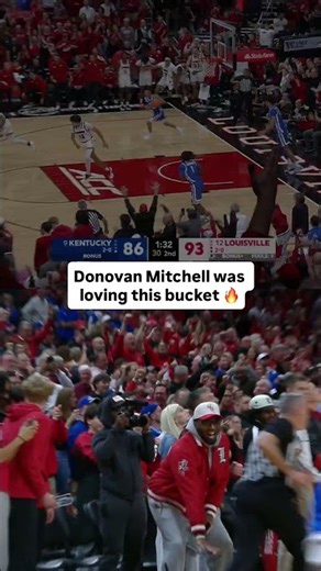 Showing off in front of a Louisville legend 👏#louisville #louisvillecardinals #collegebasketball