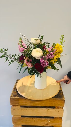 Les bottes d’Anémone on Instagram: "Bouquet Saint-Valentin « Soleil d’hiver » 🌞🌼 [LIMITÉ À 25 EXEMPLAIRES ] Un bouquet 💛 100% français et de saison* 💛 Éco-responsable** 💛 Livraison décarbonée à domicile ou au bureau avec un créneau horaire précis pour surprendre votre moitié 🥰 *Il est composé de mimosa jaune, de fleurs fuschias (anémones, tulipes ou renoncules selon disponibilité), de feuillages et branches naturelles 💐 **Zéro mousse florale, zéro plastique, emballage en papier recyclage