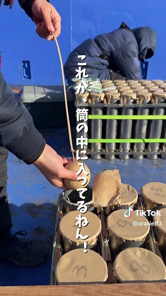 さて、問題です🤓 Q.これ何でしょう？ . . . 正解は、毎月メリケンパークで開催されている #神戸港ウィークエンド花火 でした🎇🧨 @kobehanabi 📍 今回は、毎度感動的な花火を見せてくださる 創業明治20年 #岸火工品製造所 🏭 in徳島🗾 7代目 #岸洋介 さん @kishi_hanabi に👤 貴重な花火の、裏側を見せていただきました✨ 昔から伝わる伝統技術を守りながら、 最新の技術を融合させて 様々な花火を開発されています💡 花火の色は、全13色🌈 特に青や、徳島といえばの 藍色を得意とされているとか 💙☝️ ̖́- 花火の種類は、約50種類！！！ ウィークエンド花火が上がるのは、 船の上🚢 #わこうII という船 🌊 （ 会場に行ったら探してみて下さいね 👀🔍 ） 昨年も、タイミングさえ合えば1人でも 何度も見に行っていたウィークエンド花火🎆 花火見るんは、小さい頃から大好きやけど こんな風にしてあがってたなんて知らんくて大興奮✨ 花火の元になる、花火玉も1から手作りされ🤲 毎度 徳島から神戸までトラックで運び🚚 下準備も寒空の中