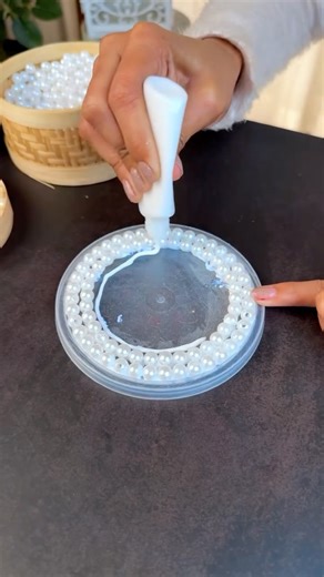 artkala on Instagram: "Beautiful Crystal Pearls Handbag DIY 💕 . . . . #pearlsjewelry #handbag #diy #handbagdiy #pearlhandbag"