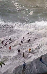 15M views · 10K reactions | Selalu Waspada Jika dipantai. Dalam hitungan menit, bisa jadi alam tidak bersahabat kembali  Himbauan kepada teman-teman yang sedang liburan ke laut kalau melihat arus seperti ini jngn mandi dulu di pantai ya , Karena arus seperti itu sangat bahaya , arus seperti itu bisa membawa kita ke tengah laut , biasanya pertemuan Arus dan permukaan air keruh dan di sekitarnya jernih  | Bali Channel | Facebook