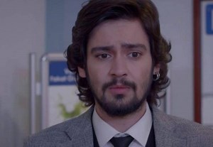 Elif odcinek 892 streszczenie - Parla upada na ziemię próbując wstać z łóżka. Kerem jest zmuszony w końcu powiedzieć jej prawdę. Parla załamuje się nerwowo