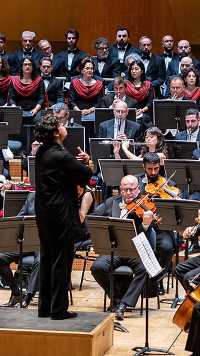 🔥Les dernières secondes enflammées du concert d’hier avec le chœur d’introduction de Nabucco «Gli arredi festivi» de Verdi interprété par l’Orchestre et Chœur du Teatro Regio Torino ! 🇮🇹 👏 Andrea Battistoni • direction 👏 Ulisse Trabacchin • chef de chœur 🙏 Avec le soutien de l’Association des Amis du Regio et de la Chambre de commerce de Turin #lyon #teatroregioditorino #opera #classicalmusic #verdi #nabucco | Auditorium-Orchestre national de Lyon