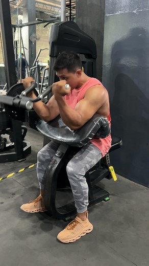 Preacher Curl is a bicep isolation exercise done using a preacher bench, where your upper arms rest on an angled pad. This position prevents you from using momentum, forcing your biceps—especially the short head ✅ Target Muscle: •Primary: Biceps brachii (especially the short head) •Secondary: Brachialis, brachioradialis #hilightseveryonefollowers #followersreelsfypシ゚viralシfypシ゚viralシ #followerseveryone #fbyシvideo #reelsviralシfb #foryouシpage #fypviralシ #rogersaesthetic #BicepsPump #bicepcurls #bi