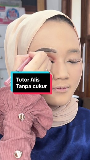 Banyak Cara membuat alis tanpa cukur sebenarnya, tapi andalanku tetep dengan step seperti ini yah, ini waktu aku ngajar kelas basic kemarin .. Asal tekhnik dan produk tepat maka alis juga bisa rapi tanpa dicukur🫶🫶 Krn memang Ayyun tidak pernah mencukur alis client/ model Info class wa 087 888 888 421 #muamalang #tutorialmakeup #tutorials #eyebrowtutorial