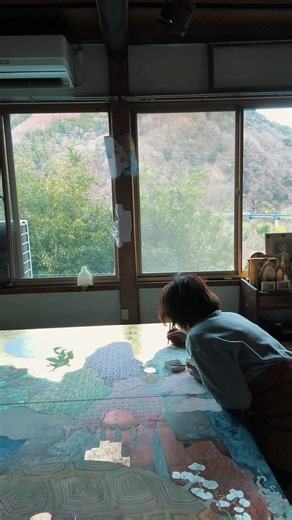 仕上げ作業は楽しい。 あちこちに小さな仕掛けを作っていくこの作業が楽しくて、 それがしたくてここまで頑張ってると言っても過言ではないくらい大好き。 陽の光の角度で現れる仕掛けは、日々の暮らしの中で時間という目の見えない移ろいに気がつかせてくれるし、 あちこちに散りばめらた可愛いを見つけたら、宝物を発見したような幸せな気持ちになるし、 離れたところから見ると、さっき近くで見ていた小さなものが限りなく大きな世界の一部として存在していたことに気がつけたりする。 そんな作品が大好きだから、この最後の小さな仕掛けを作っていく時間はとにかくウキウキする。 この世界は、私が見てるこの世の断片。 私という存在はなんてちっぽけなんだろ。 そのちっぽけな存在の中に渦巻く一刹那の感情に振り回されて、大きな世界を見失ってしまうなんて、なんて愚かなんだろ。 その世界はこんなにもキラキラと美しくて、儚い命は移ろい流れていくのに、私は何にしがみついてるんだろう。 山を眺めながら、 暗闇に川の唸りを聞きながら、 死にゆく動物たちの亡骸の横を歩きながら、 少しずつ確実に老いていく自分に残された時間を感じながら描く。 見