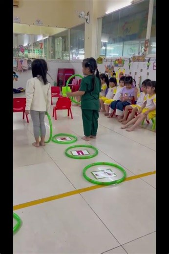 Fastest Kid Wins! 🎯 Ring Toss English Game | Learn Vocabulary Through Play