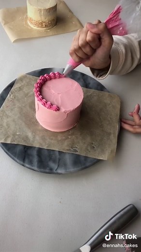 Cake Decorating: How to Pipe Shells for a Beautiful Border